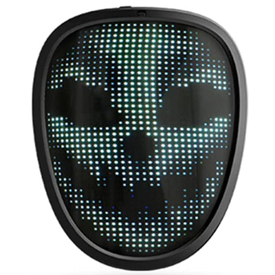 I bambini Halloween hanno condotto il gesto della maschera di protezione che percepisce il fronte che trasforma per il partito di cosplay